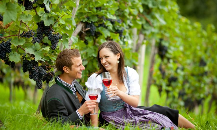 Wein, Paar, Weinverkostung, trinken, Picknick, Wiese, Frau, Mann, lachen, zwei, Rotwein, liegen, Heurigen, Steiermark, Österreich, Freizeit, Weingarten, blaue, Blick, Ausflug, Bluse, Gras, sitzen, Glas, zusammen, trinkend, Tracht, Weinreben, Dekollte, Ausschnitt, Dirndl, steirisch, lachend, Hintergrund, draussen, Buschenschank, Gläser, jung, Boden, Landleben, Freude, glücklich, Natur, Spaß, Land, anstossen, blau, liegend, probieren, Pärchen