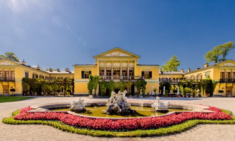 Foto Kleine historische Staedte/Wolfgang Spekner: Blick auf die Kaiservilla mit dem Springbrunnen