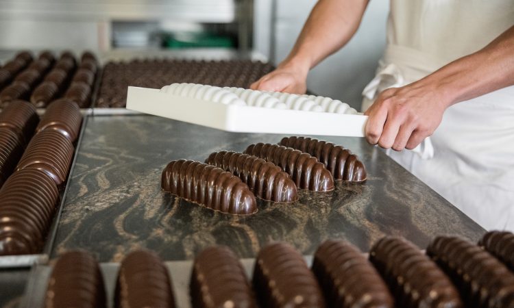 Foto Oberösterreich Tourismus/Bad Ischl/Katrin Kerschbaumer: Zubereitung Zauner Stollen in der Konditorei Zauner in Bad Ischl.