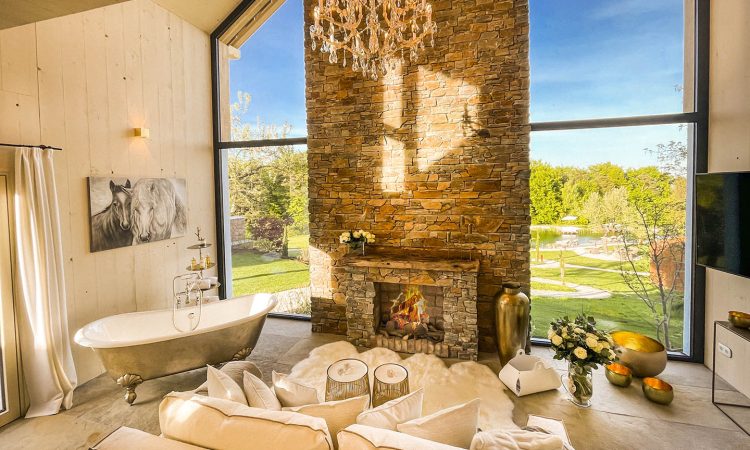 chalet-polarfuchs-mit-blick-auf-naturschwimmteich_51325755353_o